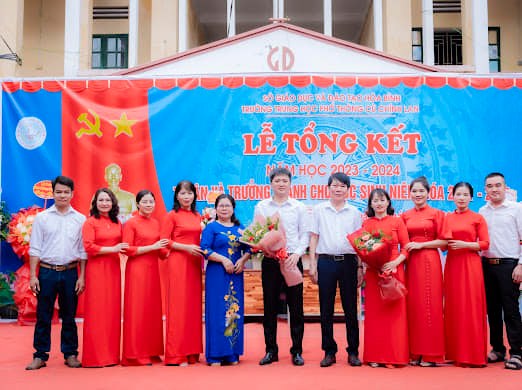 Lễ tổng kết năm học 2023-2024 và lễ Tri ân trưởng thành của học sinh khối 12 niên khóa 2021- 2024 Trường THPT Cù Chính Lan